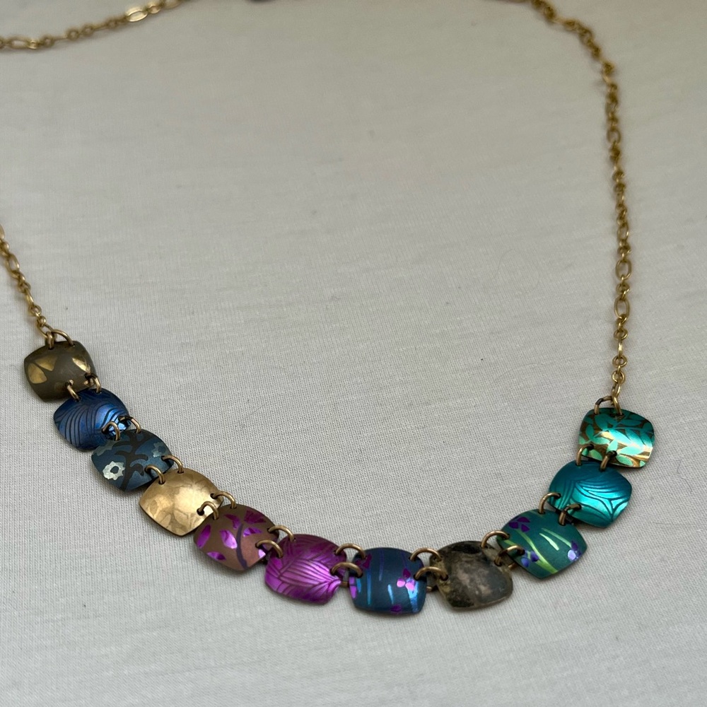 Elegant Multicolor Gold Necklace - Picture 2 of 4